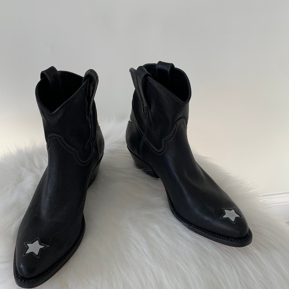 Cropped leather cowboy boot with stars